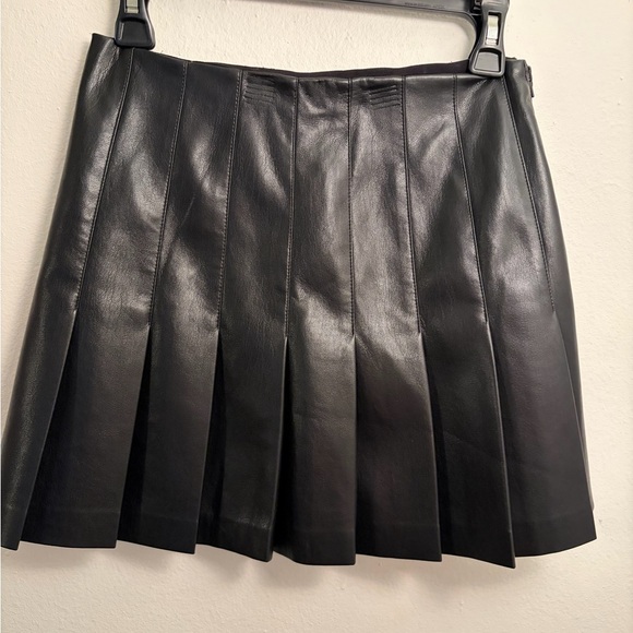 Alice + Olivia Dresses & Skirts - Alice & Olivia faux Leather Pleated Skirt size 6